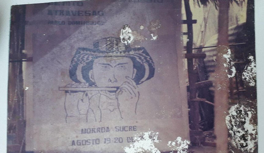 Hombre tocando pito atravesao. Hamaca bordada por Nelcy.