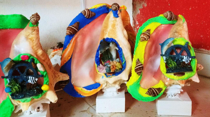 Lámparas de caracucha hechas por María Eugenia Meléndez.
