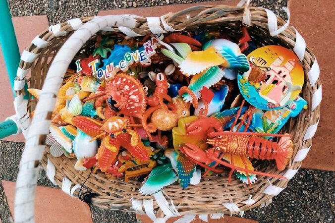 Canasta con variedad de artesanías realizadas por Jacinto Parra.